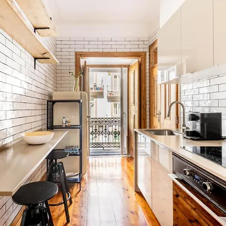 Апартаменты Olarias Sunlit Retreat In Historic Лиссабон